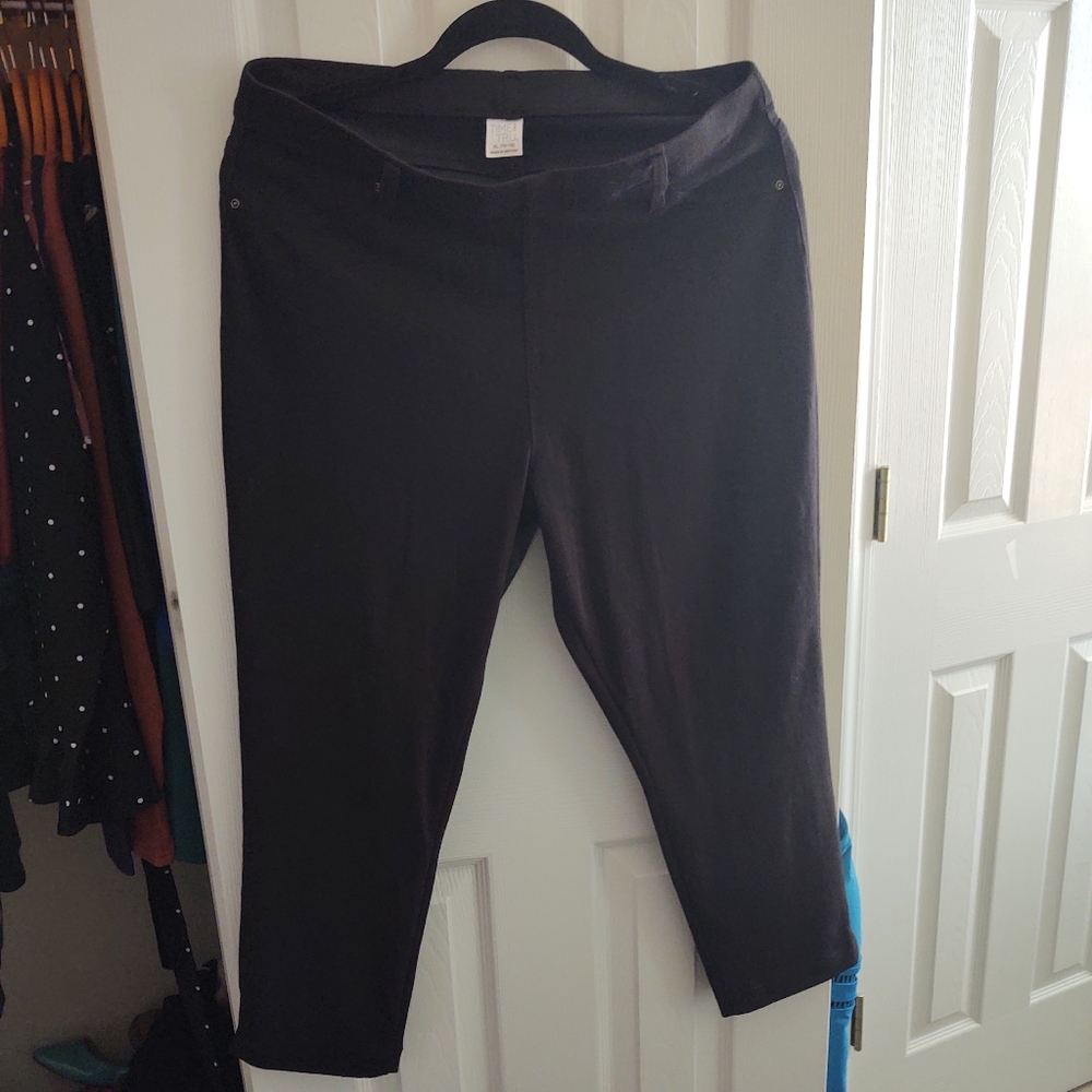 Curve Hugging Jegging Capris